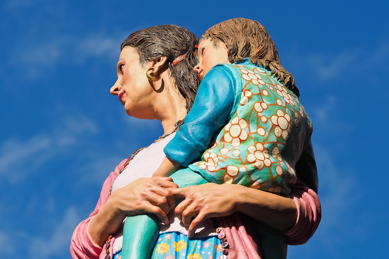 Woman, child, sculpture — Coronavirus disease 2019
